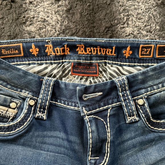 Two pairs of almost like new Rock Revival skinny jeans size 27 inseam 31. - Picture 3 of 9